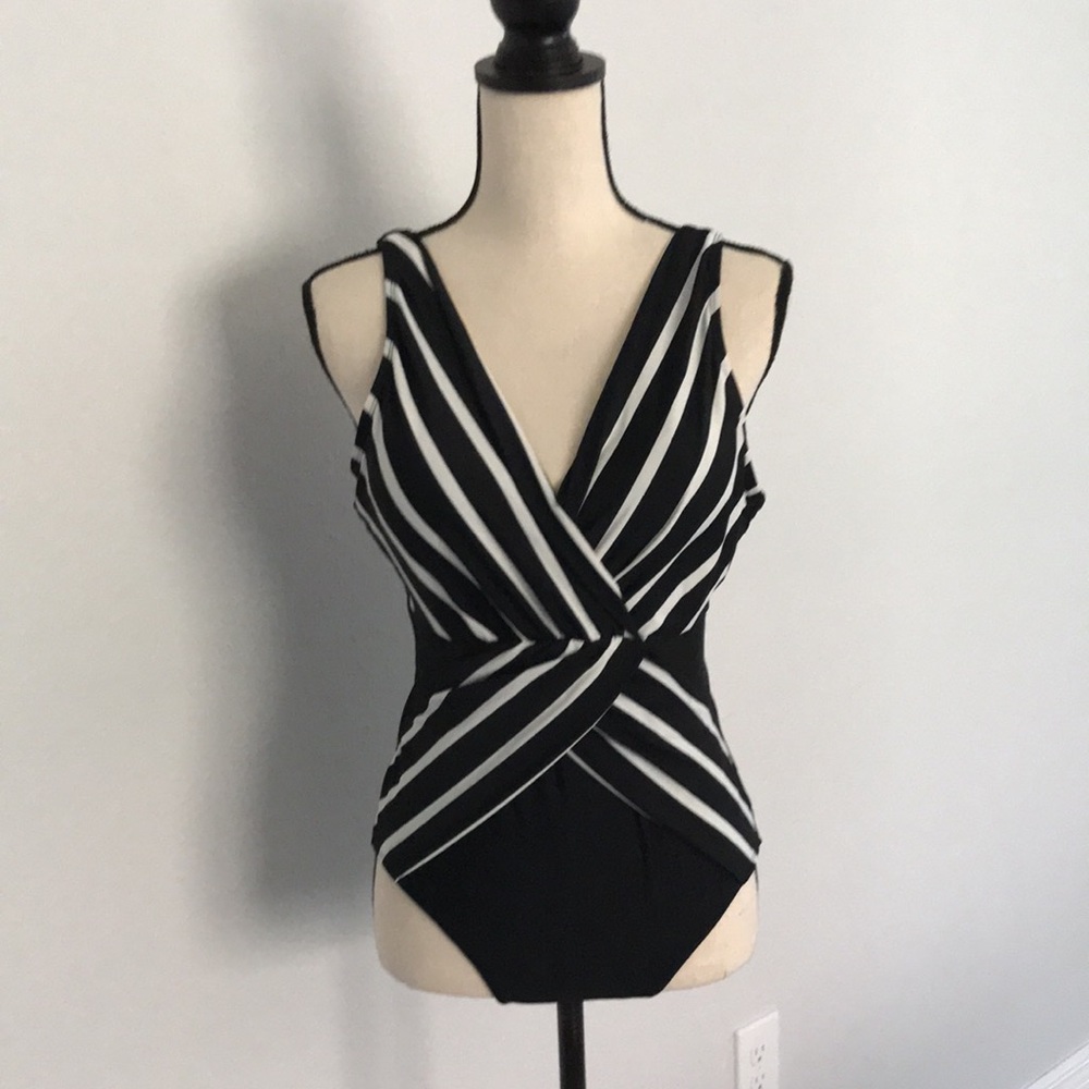 WOMEN X Front Stripes Pattern One Piece Swimsuit | M - Picture 2 of 13
